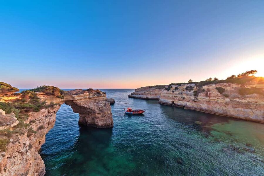 Albufeira: Benagil Cave Sunset Cruise - What the speedboat ride feels like