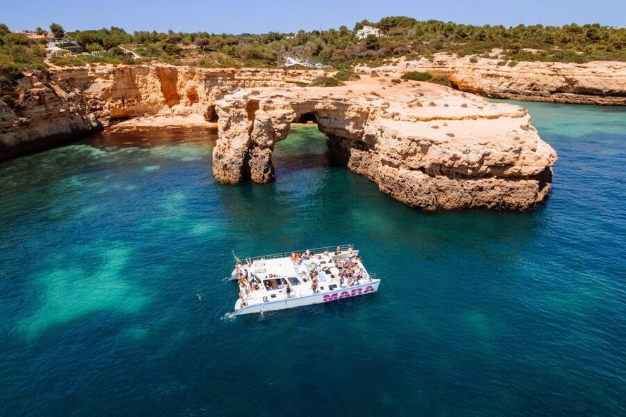Albufeira: Caves and Coastline Catamaran Cruise to Benagil - Albandeira Beach and its natural arch