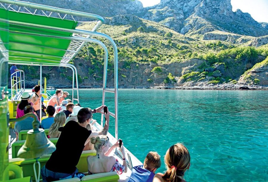 Alcudia: Caves & Coastline Boat Trip w/ Snorkelling - Cruising along Alcudia Bay toward Artà