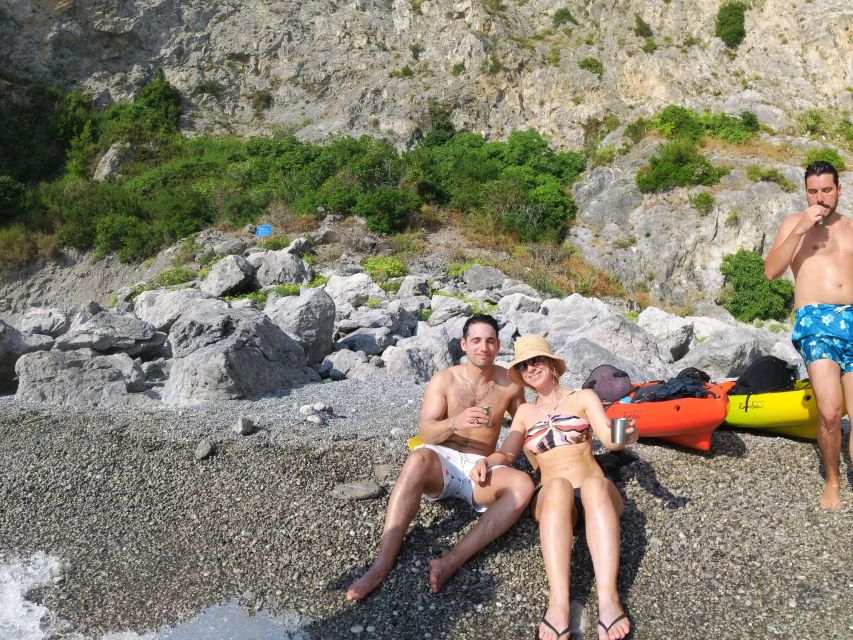 Amalfi: Kayak-Snorkel to Pandora Cave, Hidden Beach & Drinks - Entering Grotta Pandora by kayak