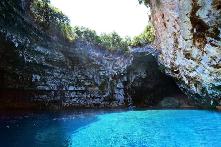 Argostoli: Melissani & Drogarati Cave Tour with Wine Tasting - The guides make a real difference