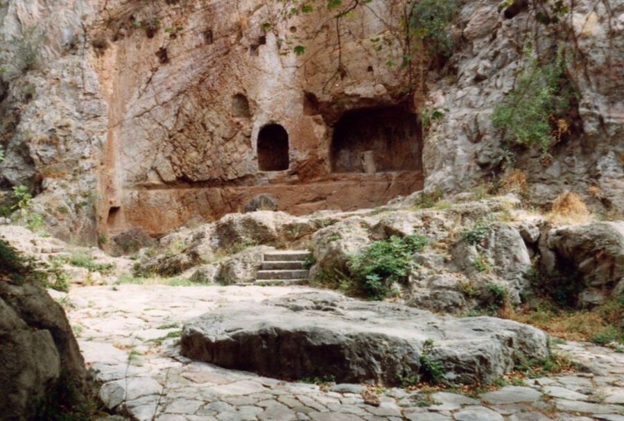 Athens: Delphi, Corycian Cave, and 300 Battlefield Day Trip - Why this Athens day trip is different