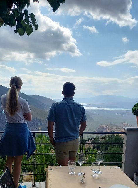 Athens: Delphi, Corycian Cave, and 300 Battlefield Day Trip - The minivan matters on a 12-hour day
