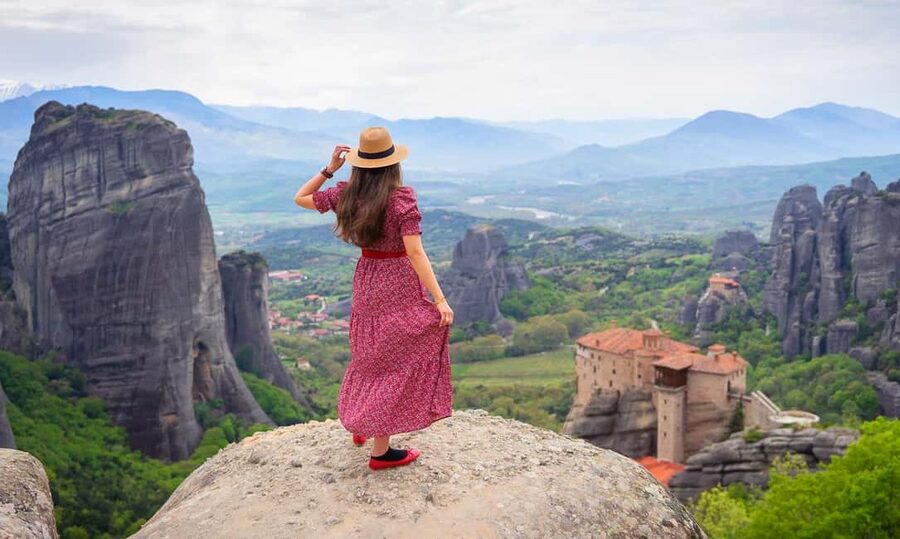 Athens: Meteora Monasteries Day Trip with Caves and Lunch - The Athens departure and the long road north
