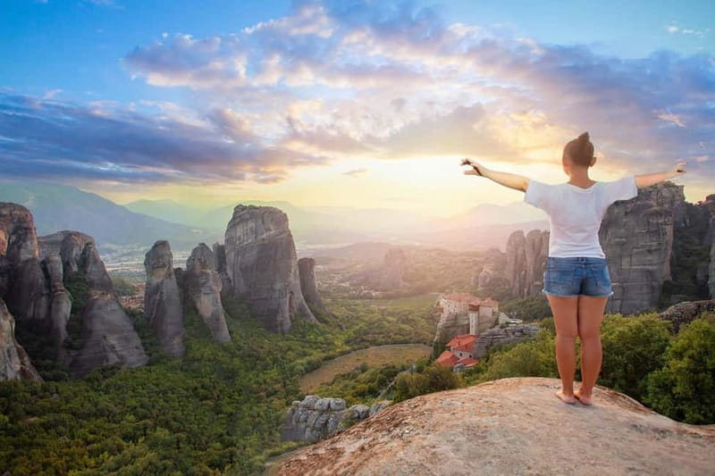 Athens to Meteora: Monasteries, Caves & Seaside Stopovers - Kastraki lunch comes before the monasteries