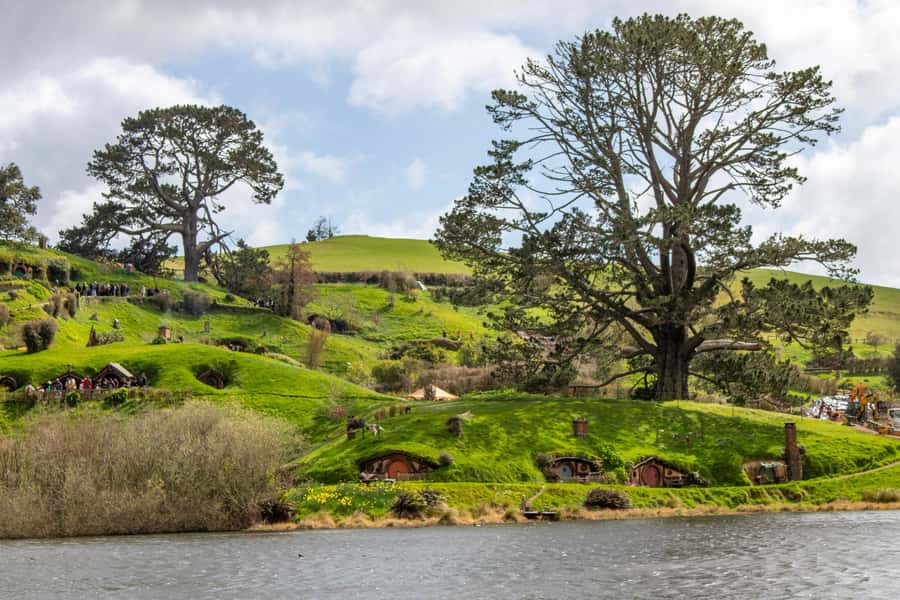 Auckland: Hobbiton & Waitomo Caves Small-Group Tour & Lunch - The early ride through Waikato