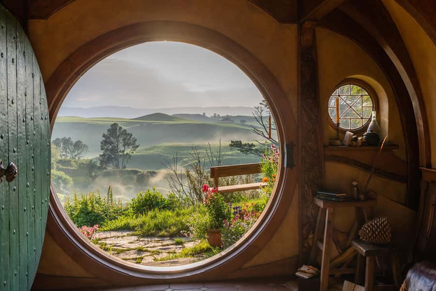 Auckland: Hobbiton & Waitomo Caves Small-Group Tour & Lunch - Lake Karapiro and the Waikato countryside