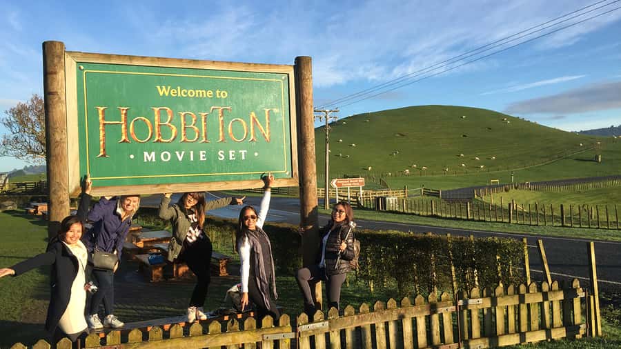 Auckland: Hobbiton & Waitomo Caves Small-Group Tour & Lunch - What the $226 price really buys you