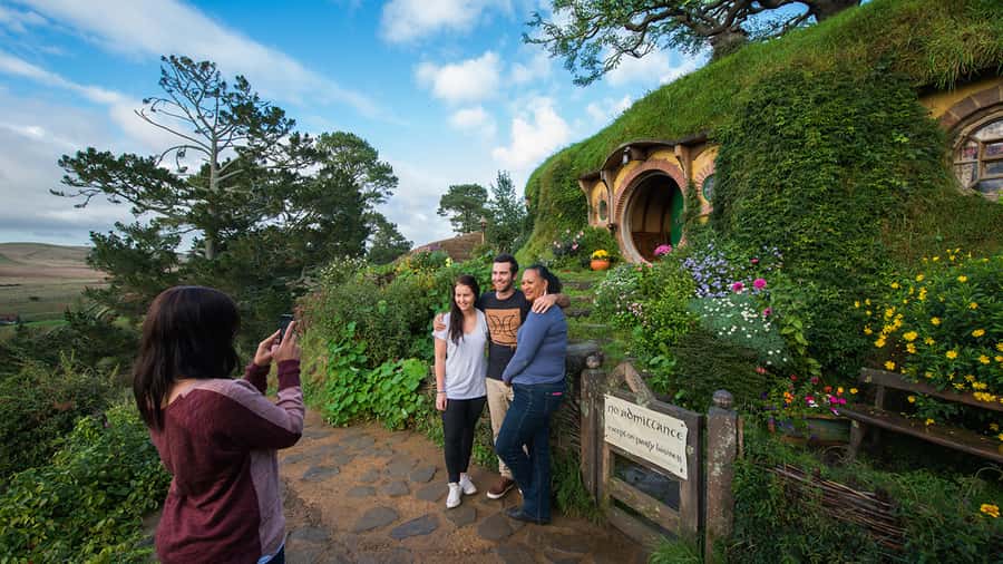 Auckland: Hobbiton & Waitomo Caves Small-Group Tour & Lunch - Who should book this tour
