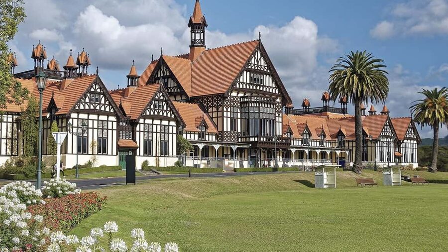 Auckland: One-Way Tour to Rotorua with Waitomo Caves - Cancellation and booking details