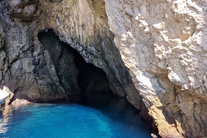 BLUE CAVE & 5 islands tour from Hvar - What the crew adds to the experience