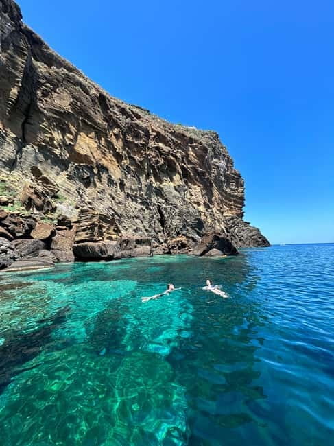 Boat Tour: Island hopping by dinghy with cave visits and snorkeling - Mario and the style of guiding