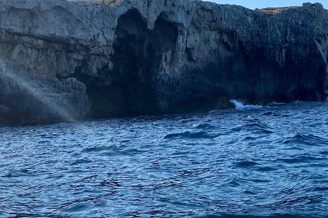 Boat tour of Ortigia Island and sea caves - Entering the sea caves