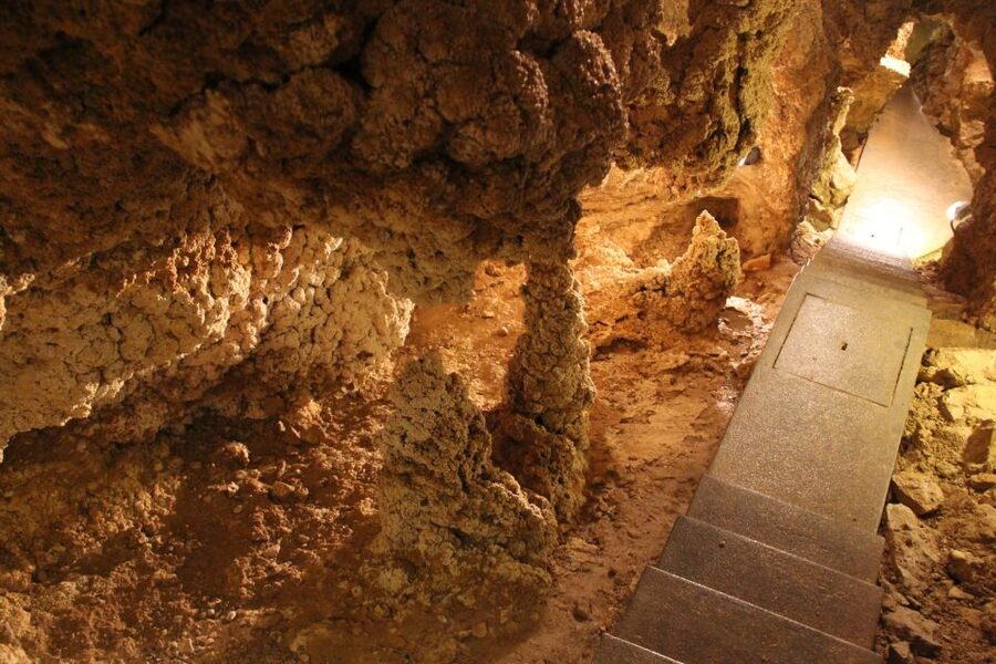 Budapest: Semlő-hegyi & Pál-völgyi Caves Guided Walking Tour - The guide and group experience