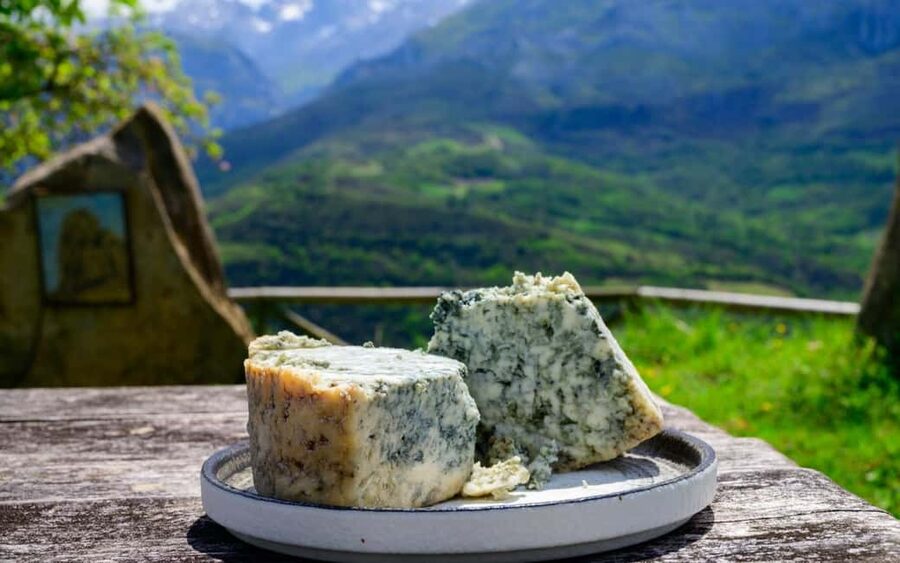 Bulnes: Excursion with funicular and Cabrales cheese cave in the Picos de Europa - How the timing affects the value