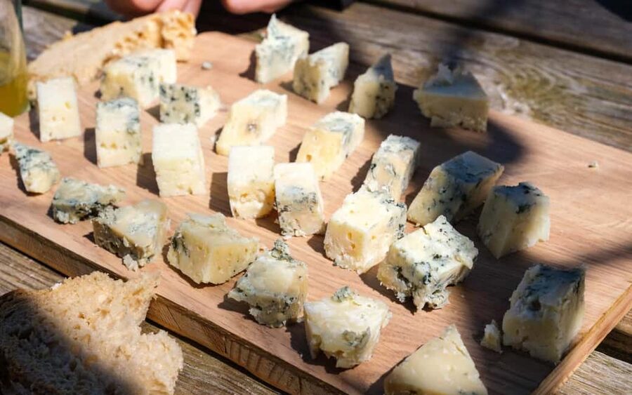 Bulnes: Excursion with funicular and Cabrales cheese cave in the Picos de Europa - The guide and bilingual experience