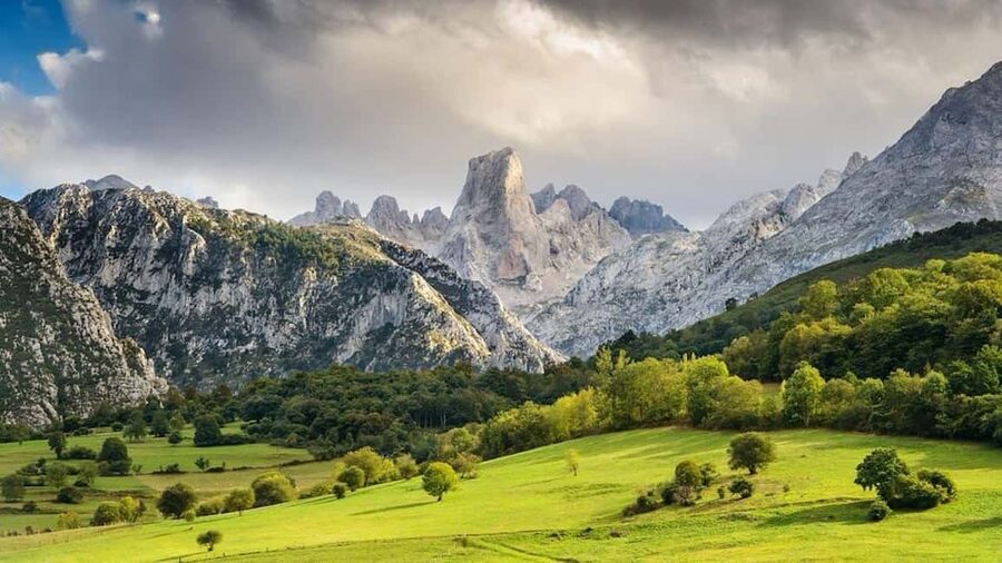 Bulnes: Excursion with funicular and Cabrales cheese cave in the Picos de Europa - The long approach to Poncebos
