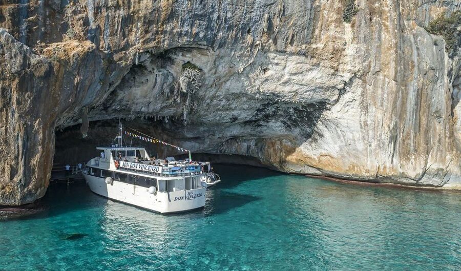 CALA GONONE: taxi boat to Grotta del Bue Marino - What the cave’s water tells you