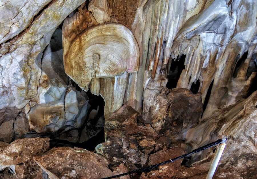 Calasparra: Cueva del Puerto Entry Ticket with Guided Tour - Entering Cueva del Puerto in the Murcia hills