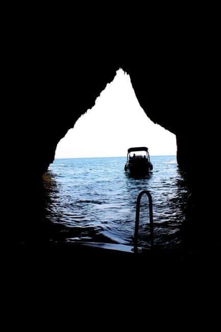 CASTRO-MALEPASSO: 3H CAVES BOAT TOUR WITH APERITIVE - The Salento aperitivo is part of the value