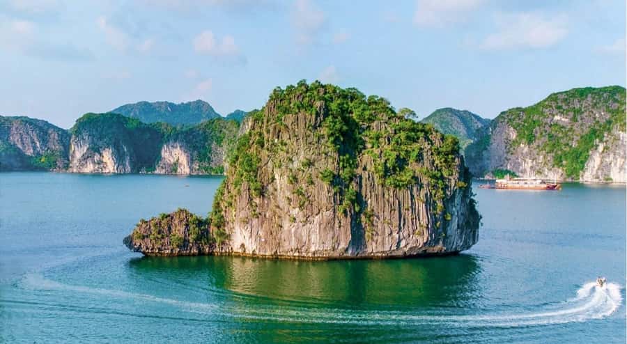 Cat Ba: Lan Ha and Ha Long Bay Boat Tour with Kayaking, Cave - Why Lan Ha Bay feels different from the standard Ha Long route