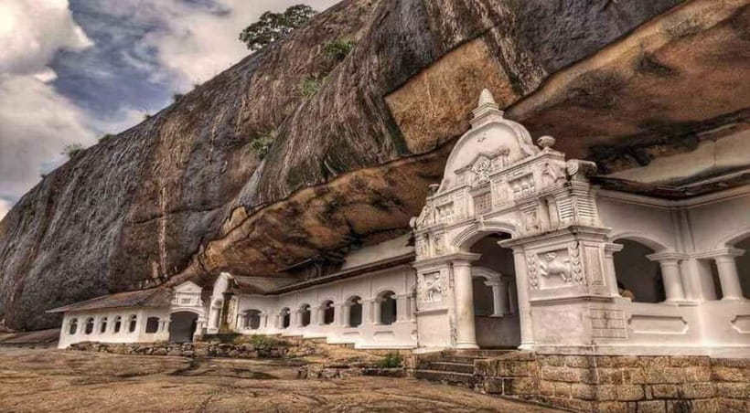 Colombo: Sigiriya, Dambulla Caves, & Wildlife Day Tour - A village lunch with fruit and local life