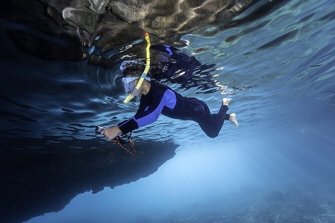 Dolphin, Sea Cave & Captain Cook Snorkel Combo in Kealakekua Bay - The fast ride along the Kona coast