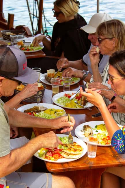 Dubrovnik: 6 hours Blue cave & Elaphiti with optional lunch - Lunch back aboard the boat