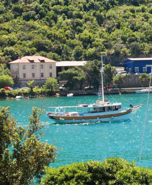 Dubrovnik: Blue Cave & Elaphiti Islands Full-Day Boat Tour - Leaving Lapad and crossing toward the Elaphiti Islands