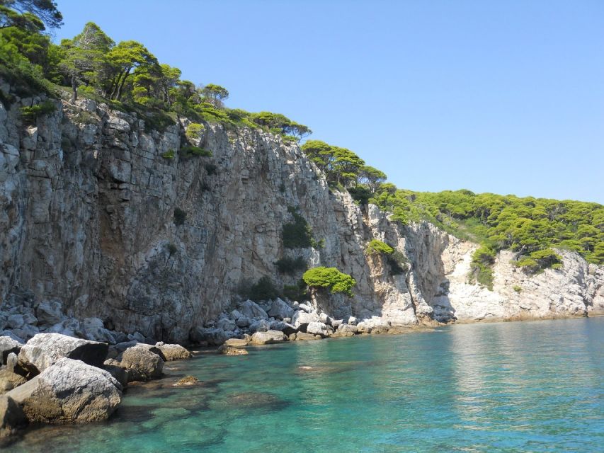 Dubrovnik: Blue Cave Tour with Panoramic Old Town View - Drinks, crew, and the mood on board