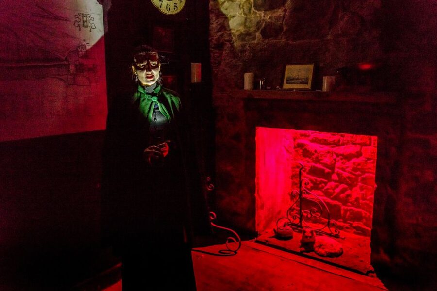 Edinburgh: Evening Underground Ghost Tour - Entering the Edinburgh Vaults