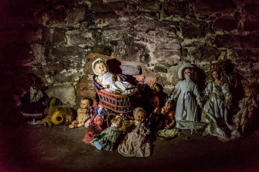 Edinburgh: Evening Underground Ghost Tour - The guides turn history into a show