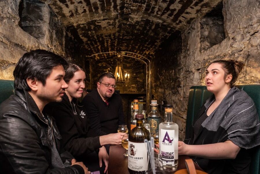 Edinburgh: Gin Tasting at Underground Venue - What the one-hour schedule feels like