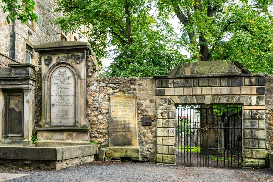 Edinburgh: Haunted Underground Vaults and Graveyard Tour - Key points at a glance