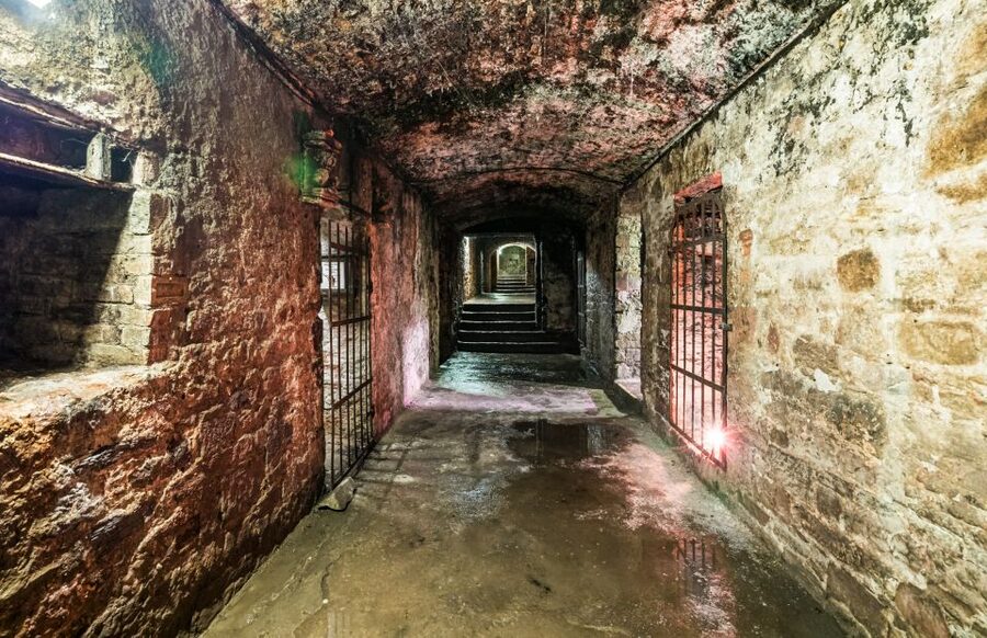 Edinburgh: Haunted Underground Vaults and Graveyard Tour - The guides shape the experience