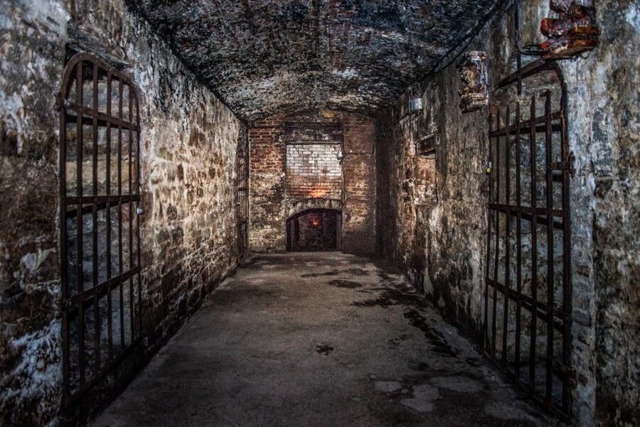 Edinburgh: Haunted Underground Vaults and Graveyard Tour - When to go and what to wear