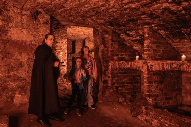 Edinburgh: Kids Multi-Sensory Underground Small-Group Tour - Old Town closes, dirty streets, and grim school days