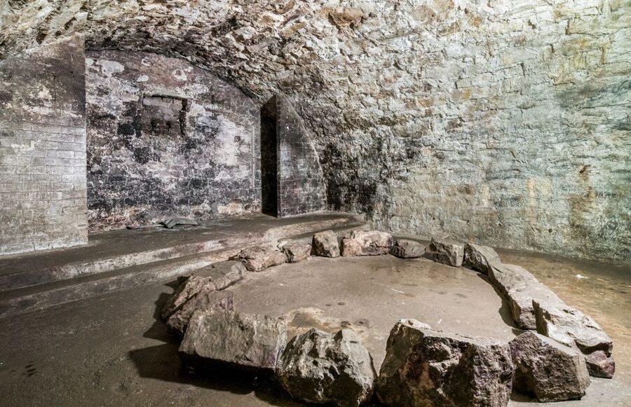 Edinburgh: Late-Night Underground Vaults Terror Tour - Why the guide matters so much