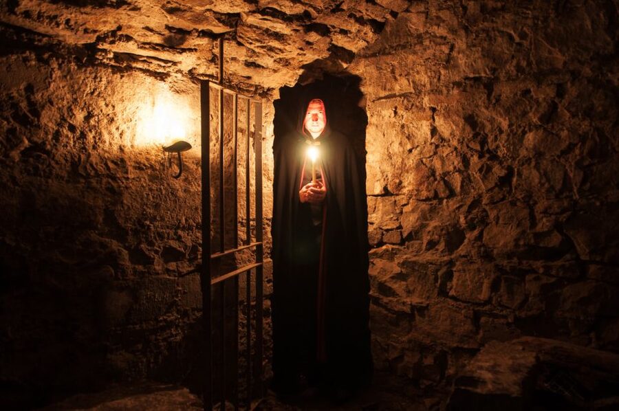 Edinburgh: Multi-Sensory Haunted Underground Tour - Entering the 45-minute underground vault tour
