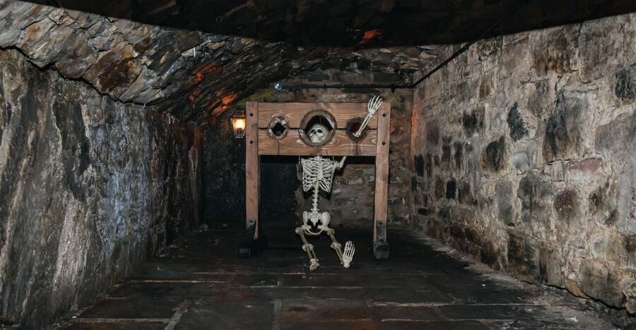 Edinburgh: Old Town and Underground Historical Tour - What the 90-minute format does well