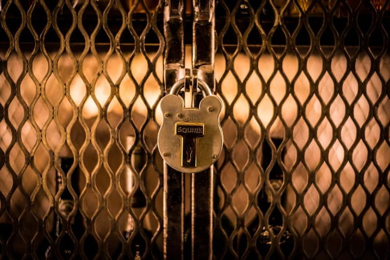 Edinburgh: The Lost Close Underground Scotch Whisky Tasting - Why the guide matters more than the bottle list