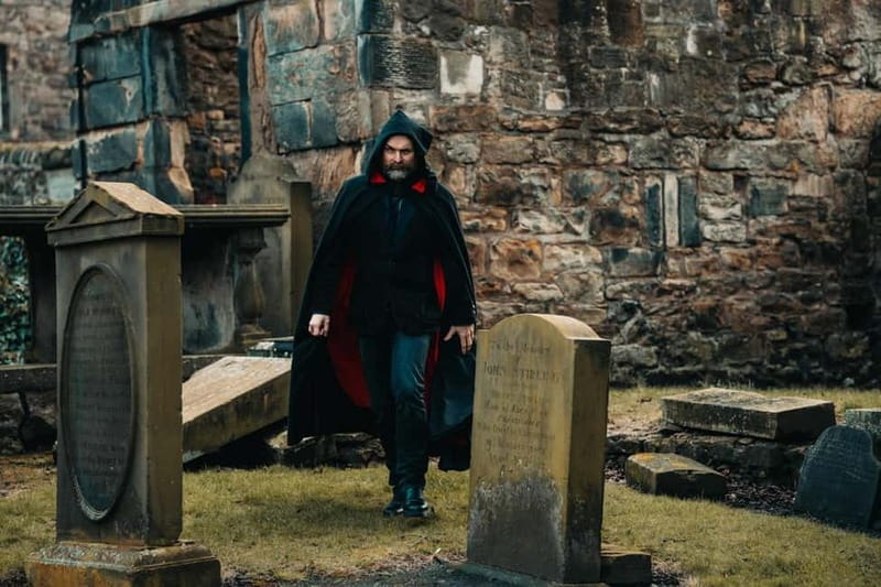 Edinburgh: Underground Vaults and Graveyard Evening Tour - Walking the Royal Mile’s darker closes