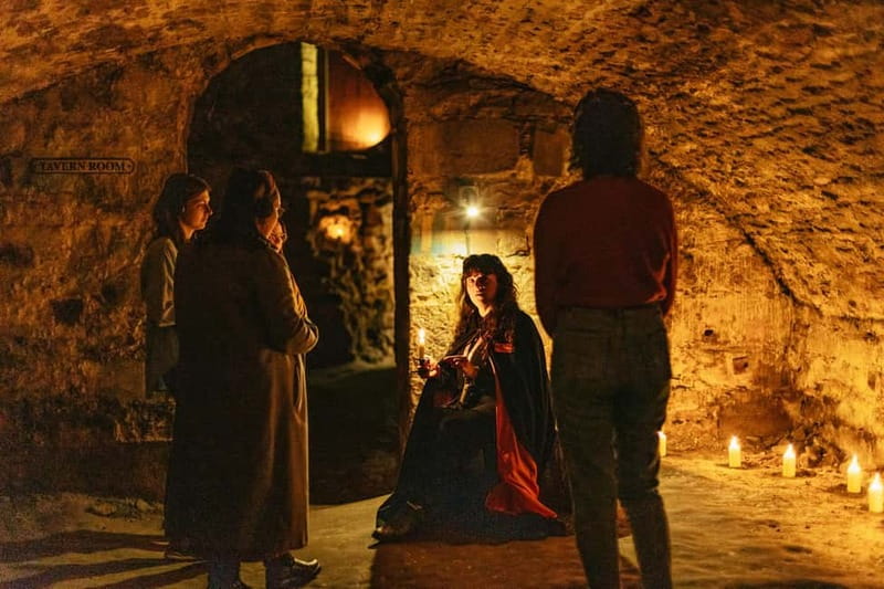 Edinburgh: Underground Vaults Evening Ghost Tour with Whisky - Candlelight, whisky, and the final 45 minutes