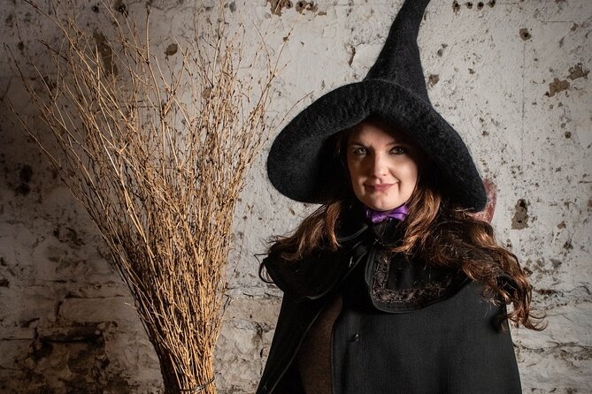 Edinburgh: Witches & Haunted History Walking Tour - Lady Stair’s Close and the value of looking up