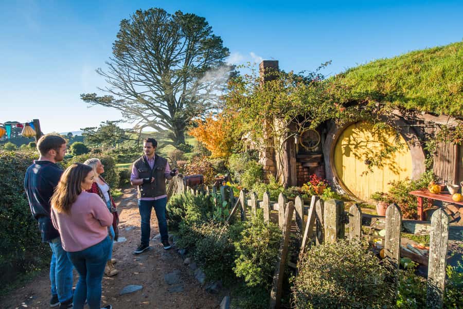 From Auckland: Hobbiton and Waitomo Day Tour with Lunch - The 45-minute route through Waitomo Glowworm Caves