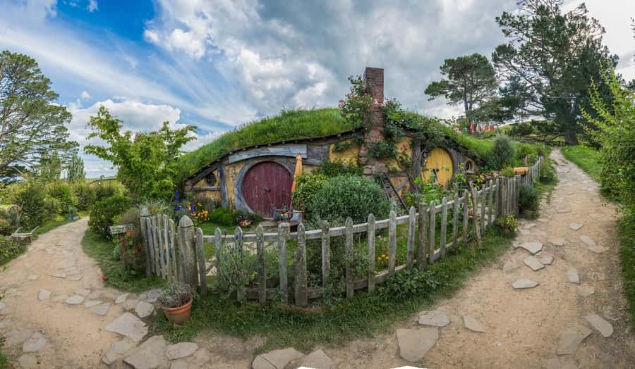 From Auckland: Hobbiton & Waitomo Caves Day Trip with Lunch - Key points at a glance