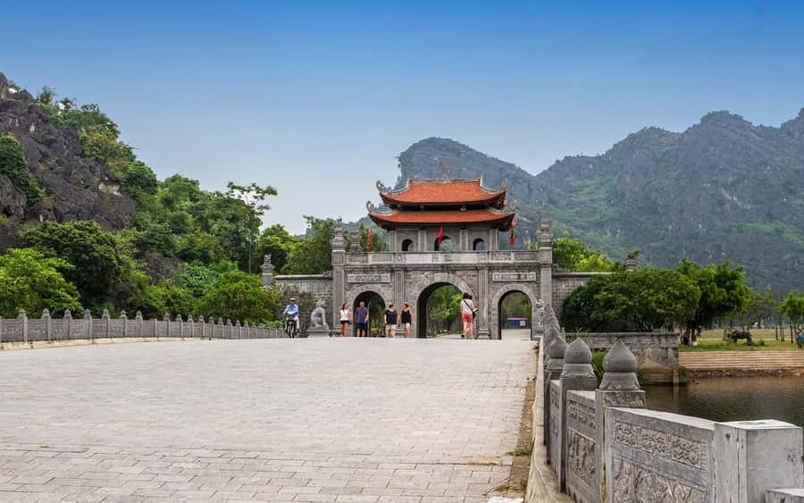 From Hanoi: Hoa Lu, Tam Coc, and Mua Cave Adventure Day Tour - Vietnamese lunch before the river