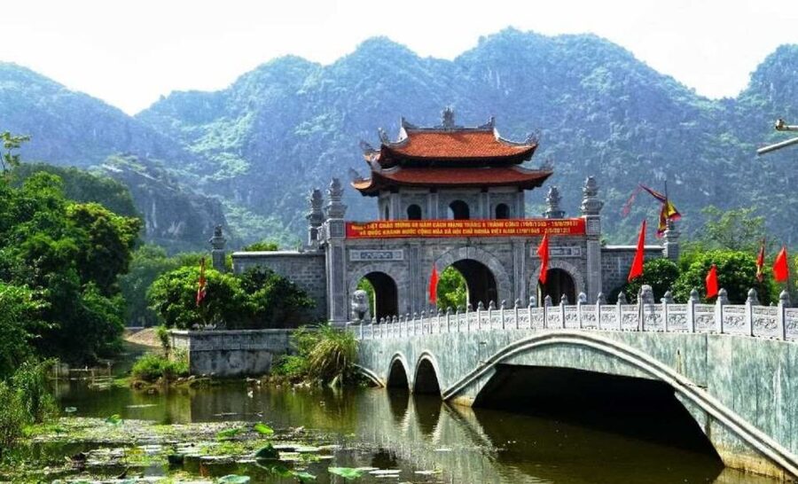 From Hanoi: Tam Coc Boat Trip and Hoa Lu & Mua Cave Tour - Lunch at a local restaurant