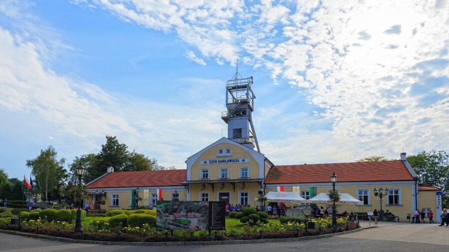 From Krakow: Wieliczka Salt Mine Guided Tour & Transfer - Going below ground: 800 stairs and 3 kilometers