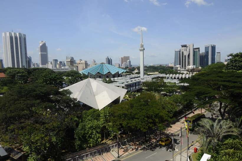 From Kuala Lumpur: Batu Caves Cultural Temple Tour - Chinatown and Central Market for food and souvenirs